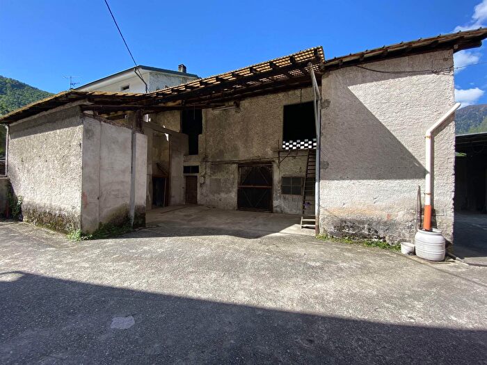 Casa con 5 locali in vendita in Via Tunesa, Prata Camportaccio