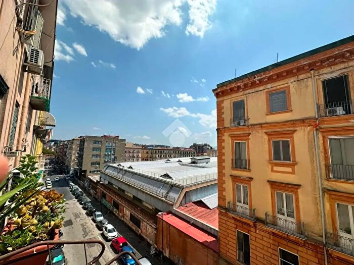 Appartamento trilocale in vendita in Via Pier delle Vigne, Napoli