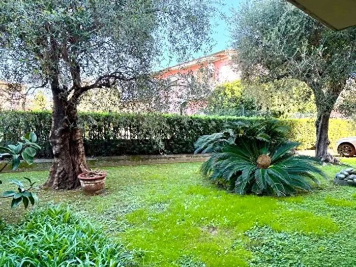 Appartamento quadrilocale in vendita in Via Poggioletto, Massa