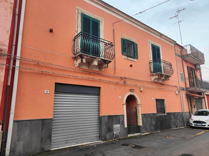 Casa con 5 locali in vendita in Catania