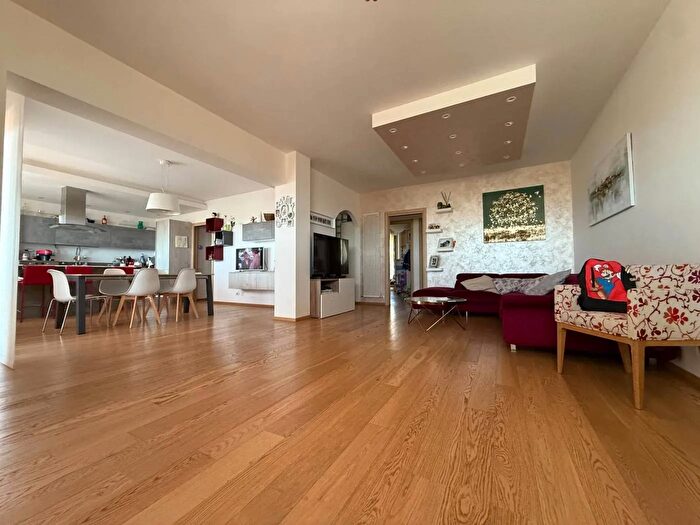 Appartamento con 7 locali in vendita in Foligno