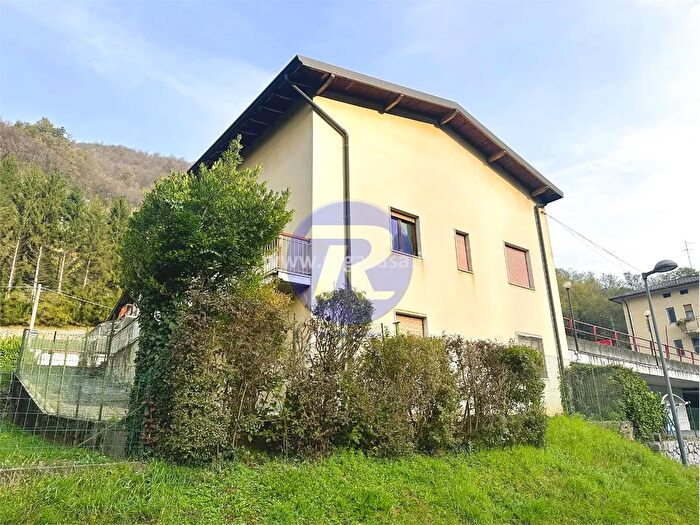 Casa con 5 locali in vendita in Via Tiolo Zogno Bg, Zogno