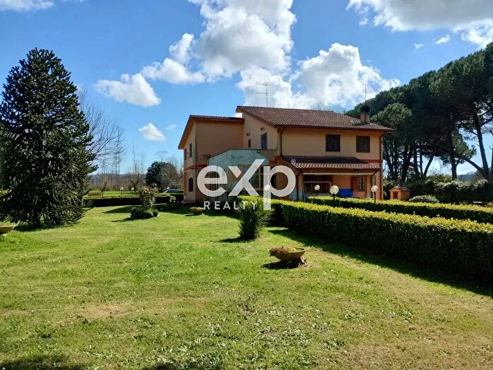 Casa con 8 locali in vendita in Bassano Romano