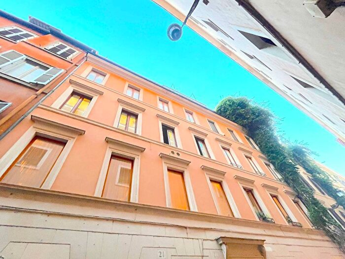 Appartamento trilocale in affitto in Via dell'Archetto, Trevi, Roma