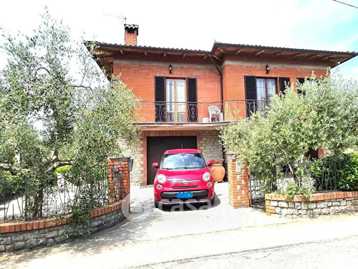 Casa con 10 locali in vendita in Tuoro Sul Trasimeno