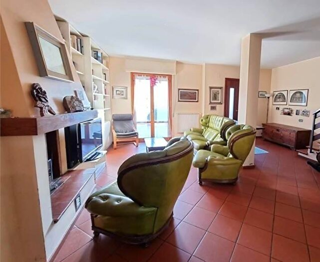 Casa con 6 locali in vendita in Via Bassi, Montespertoli
