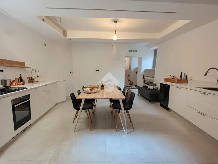 Appartamento trilocale in vendita in Via Sommeiller, Pinerolo