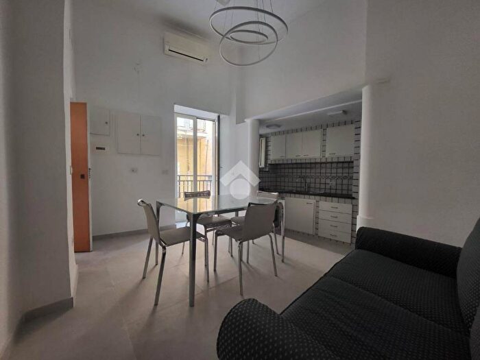 Appartamento trilocale in affitto in Vico Piazza Nuova, Porto Municipio, Napoli