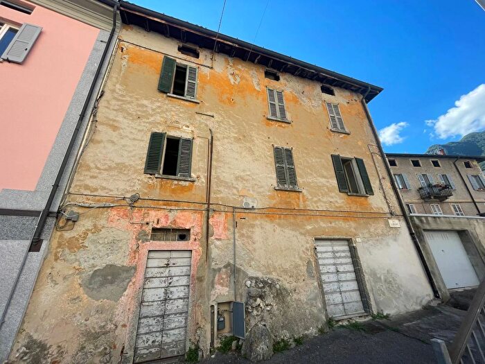 Casa con 6 locali in vendita in Via San Giuseppe, Valmadrera