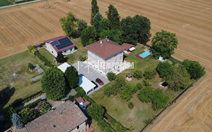 Casa con 11 locali in vendita in Crevalcore