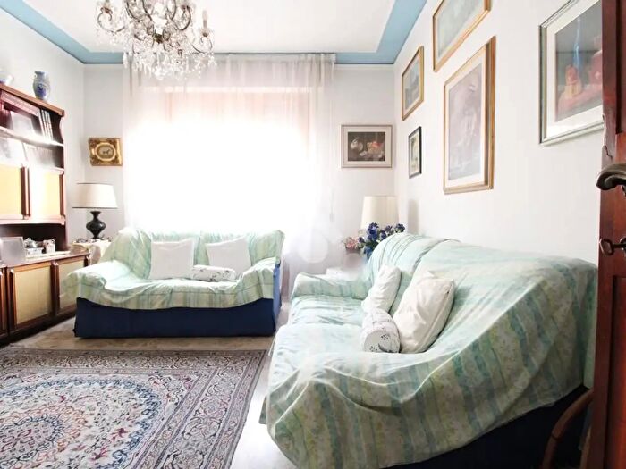 Appartamento con 6 locali in vendita in Via Gustavo Delfini, Prato