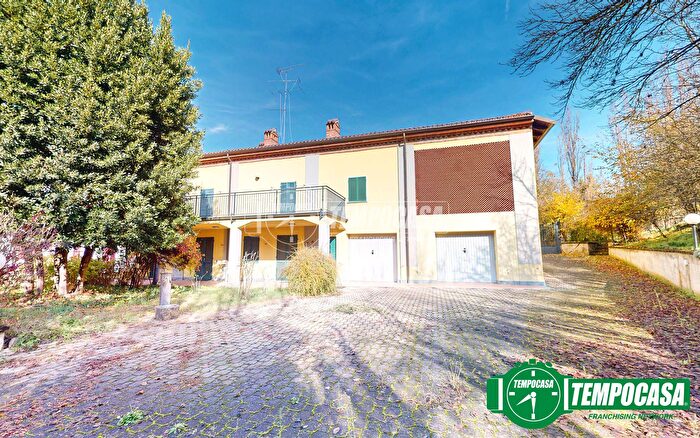 Casa con 6 locali in vendita in Via Varza, Alessandria