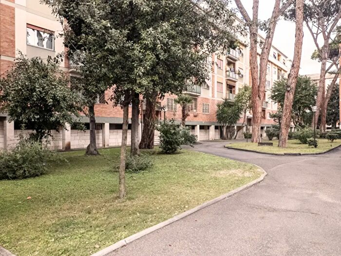 Appartamento quadrilocale in vendita in Via Capo Passero, Roma