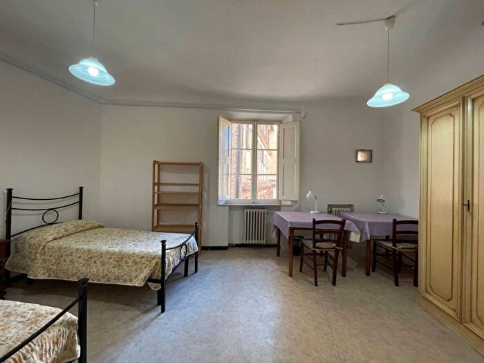 Appartamento trilocale in affitto in via Città, Duomo, Siena