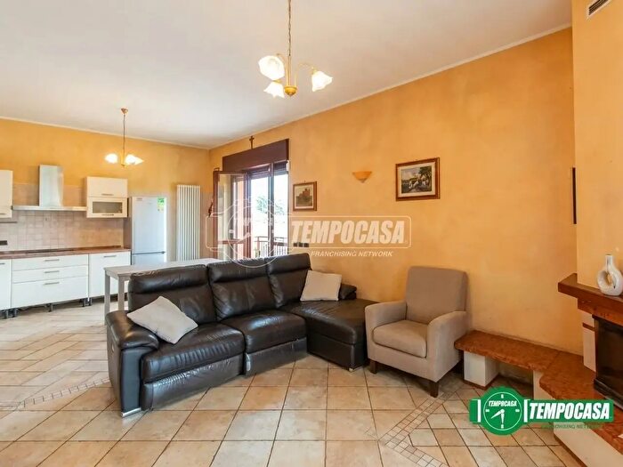 Casa quadrilocale in vendita in Via Matteotti, Lonate Pozzolo