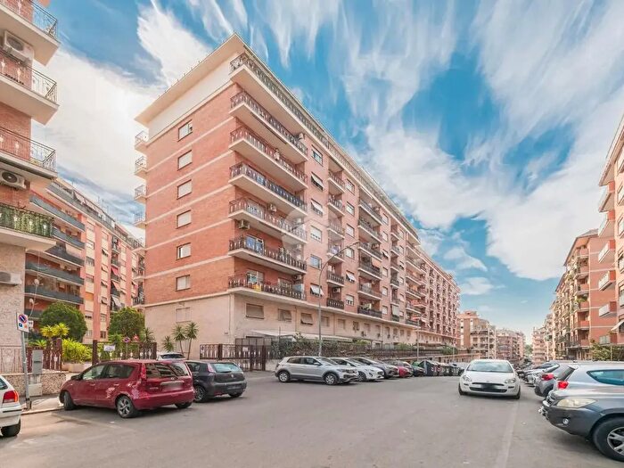 Appartamento trilocale in vendita in Via Eugenio Checchi, Roma