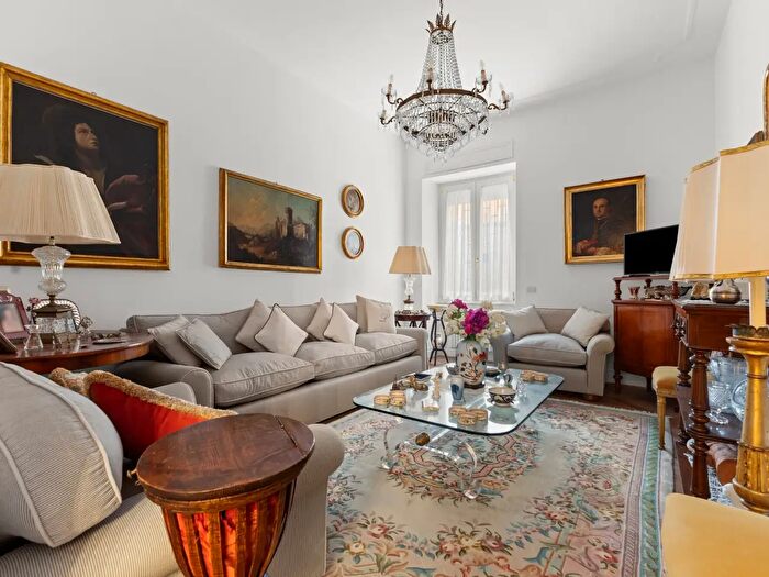 Appartamento con 7 locali in vendita in Via Panaro, Roma