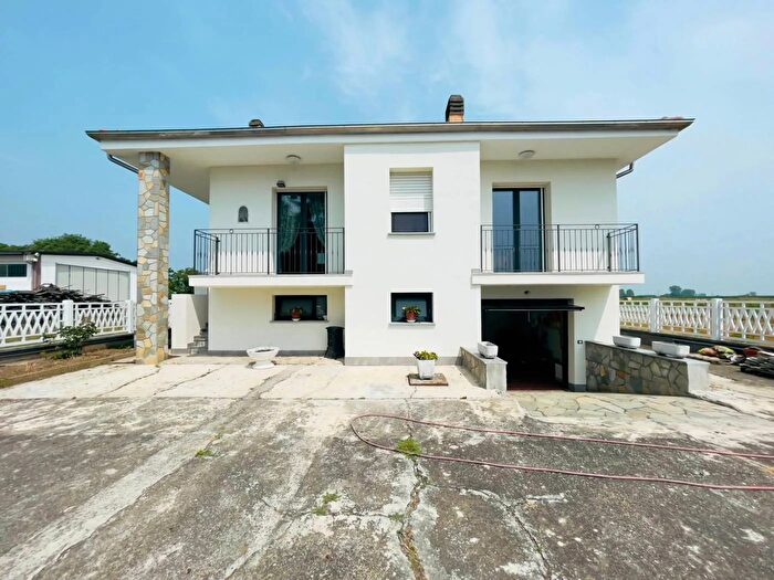 Casa quadrilocale in vendita in Strada Ronchi Villareggia, Villareggia