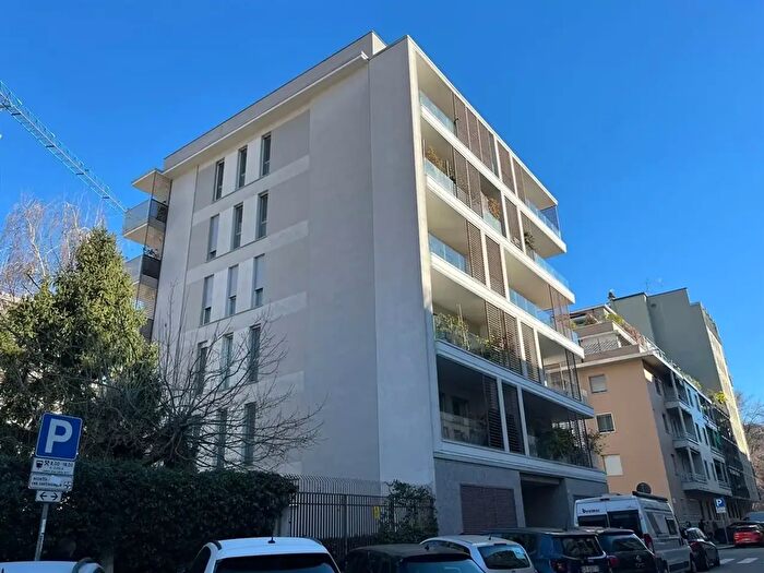 Appartamento trilocale in affitto in Via Cecchi, Milano