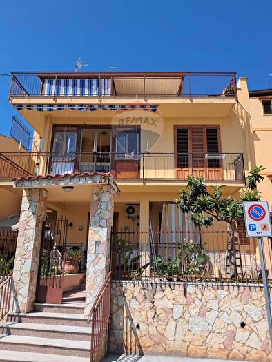 Appartamento con 6 locali in vendita in Largo Orazio Costantino, Casteldaccia