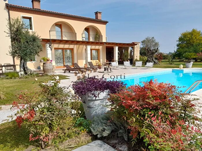 Casa con 8 locali in vendita in Via Roma, Sossano