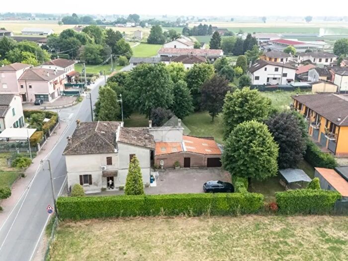 Casa con 9 locali in vendita in Strada Mantovana, Pegognaga