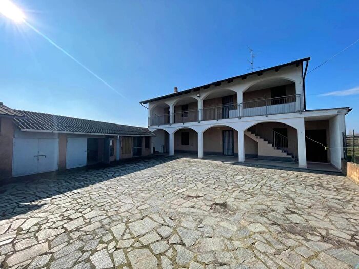 Casa con 6 locali in vendita in Via per Tronzano Crova, Crova