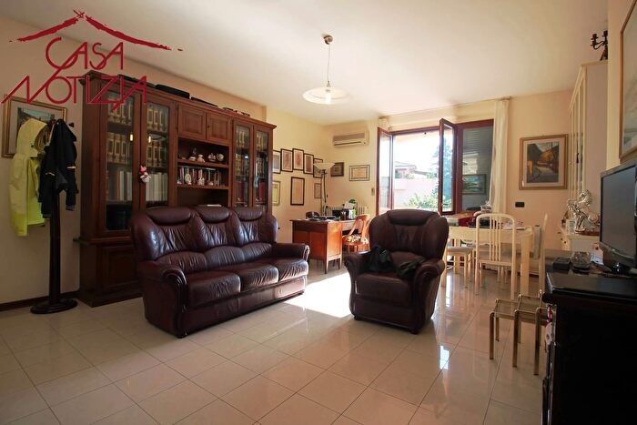 Appartamento con 5 locali in vendita in Via delle Ville, Lucca