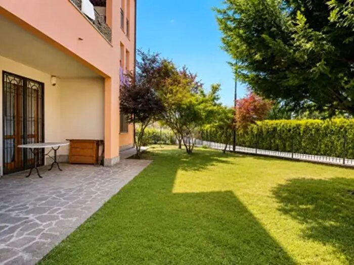 Appartamento bilocale in vendita in Via Venezia, Usmate Velate