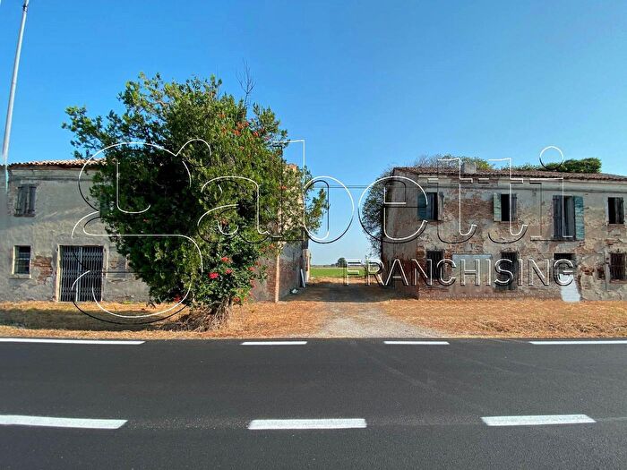 Casa con 12 locali in vendita in Via Copparo Migliarino, Fiscaglia