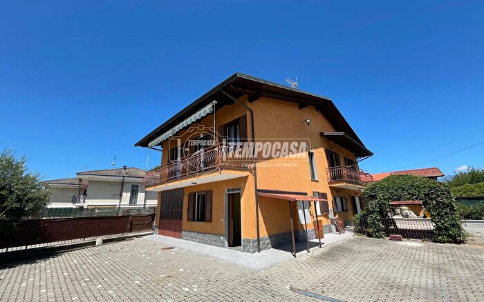 Casa con 8 locali in vendita in Ozegna