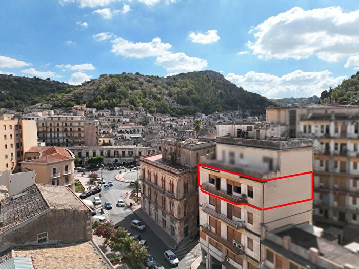 Appartamento con 5 locali in vendita in Via Vittorio Veneto, Modica