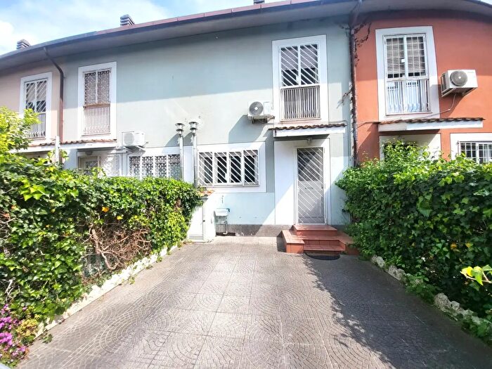 Casa trilocale in affitto in Via Ferecrate, Roma