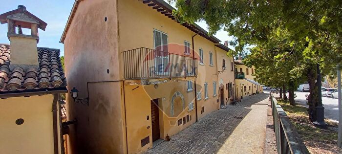 Appartamento con 5 locali in vendita in Via Amedeo, Nocera Umbra