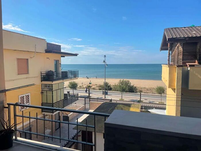 Appartamento con 7 locali in vendita in Via Cavour, Mondragone