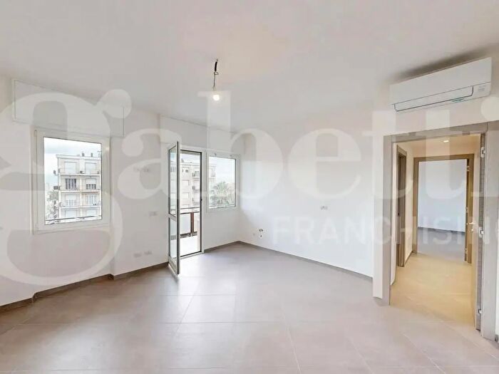 Appartamento trilocale in vendita in Via Mazzini, Finale Ligure