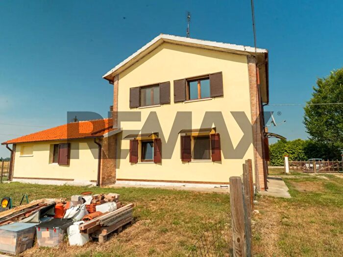 Casa con 11 locali in vendita in Copparo