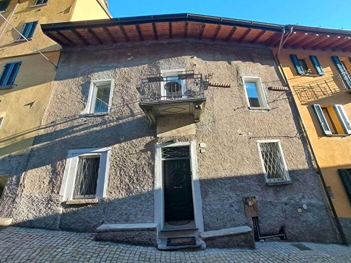 Casa con 9 locali in vendita in Via Novembre, Dongo