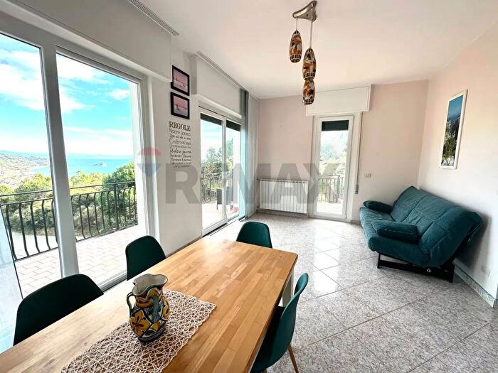 Appartamento trilocale in vendita in Località Torbora, Noli