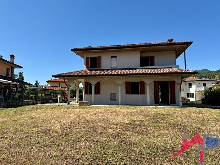 Casa con 6 locali in vendita in Monte Marenzo