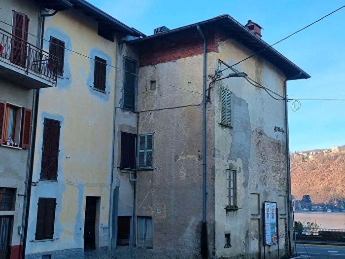 Appartamento trilocale in vendita in Piazza San Giuseppe, Porto Ceresio