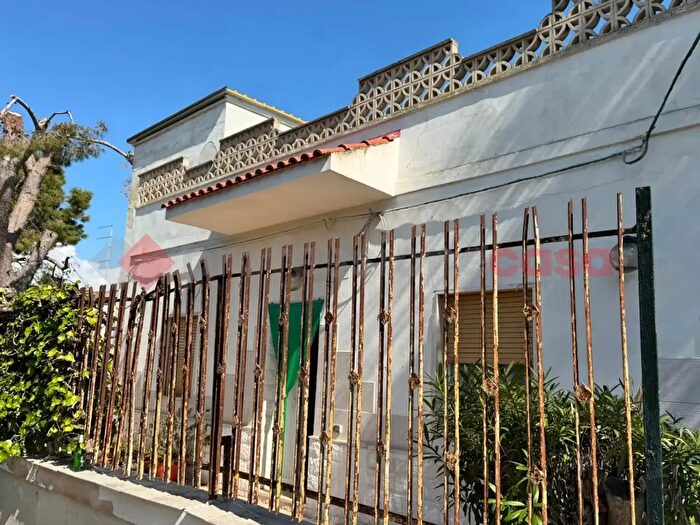 Casa con 9 locali in vendita in Via Orchidee, Leporano