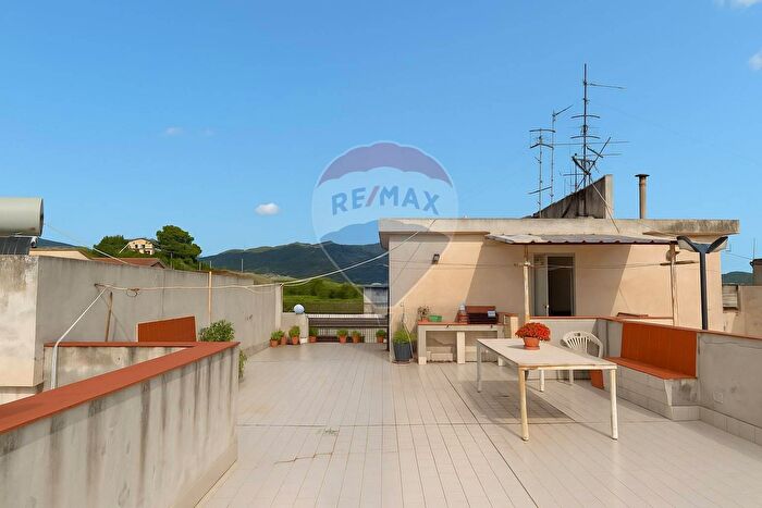 Appartamento con 6 locali in vendita in Via Garibaldi, Calatabiano