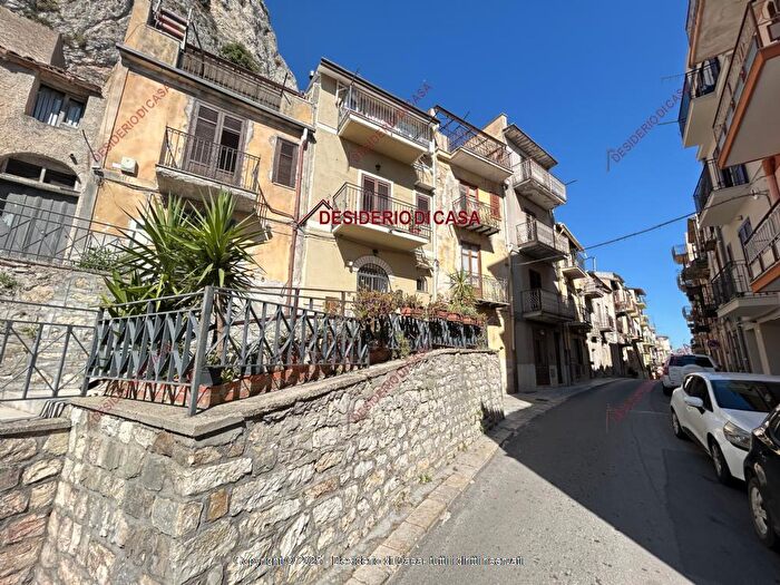 Casa trilocale in vendita in Via Umberto Primo Marineo Palermo Sicilia Italia, Marineo