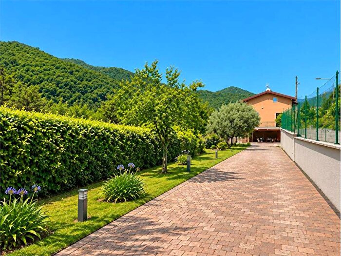 Casa con 6 locali in vendita in Via San Pietro, Roé, Roè Volciano