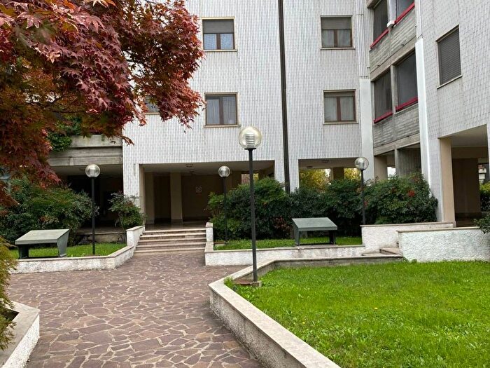 Appartamento bilocale in affitto in Via Alberelle, Centro, Rozzano