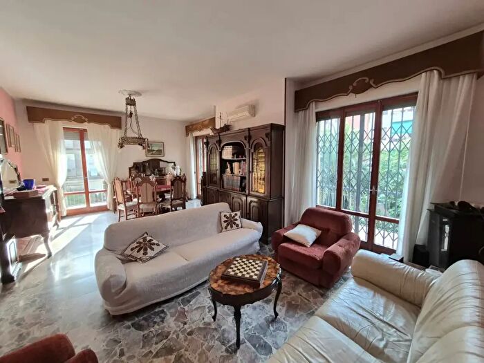 Appartamento con 6 locali in vendita in Via Gran Bretagna Snc, Firenze