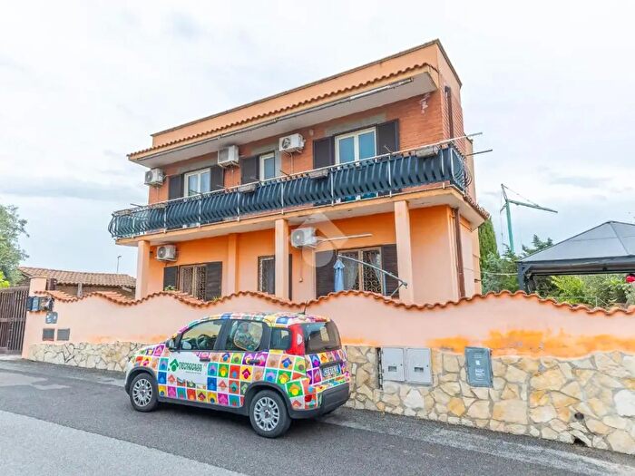 Appartamento trilocale in vendita in Via Gioia dei Marsi, Roma