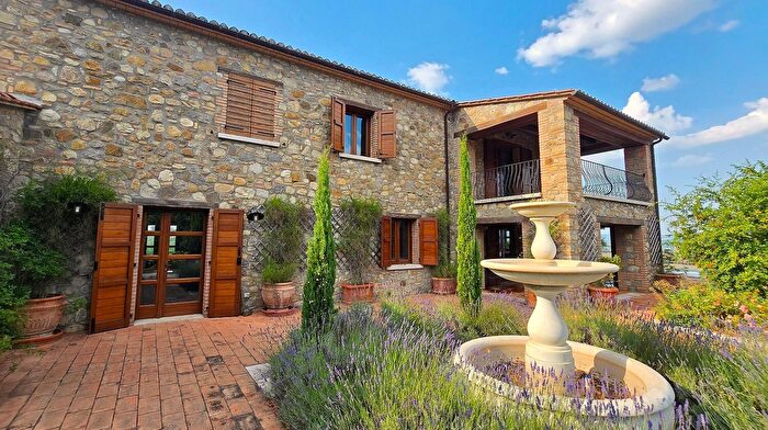 Casa con 11 locali in vendita in Allerona