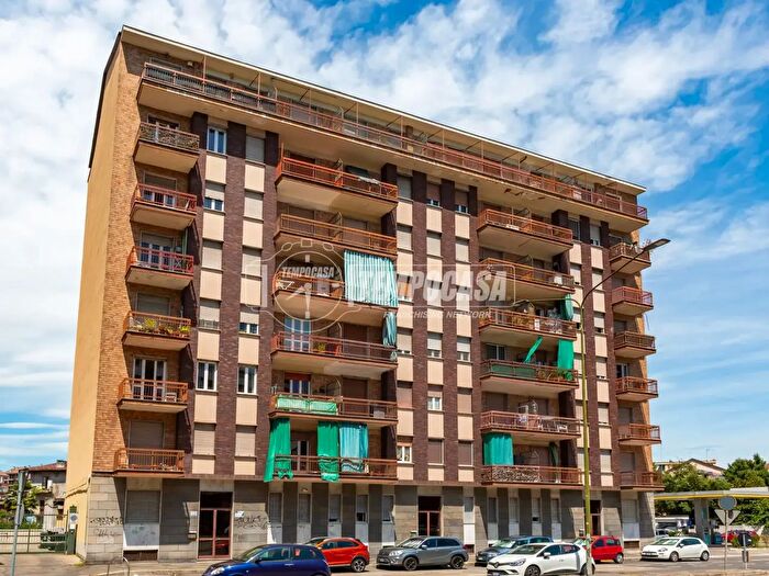 Appartamento trilocale in vendita in Corso Grosseto, Torino